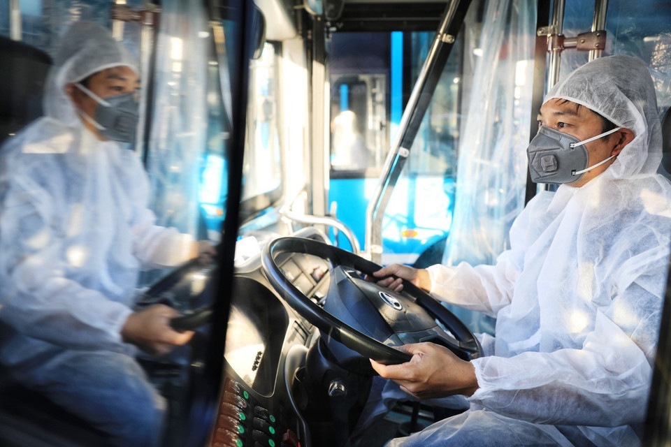 Lái xe tham gia đón công dân từ Bắc Giang về được trang bị bảo hộ đầy đủ và bố trí chuyên biệt vách ngăn với khoang lái. (Ảnh: Thành Đạt/TTXVN)