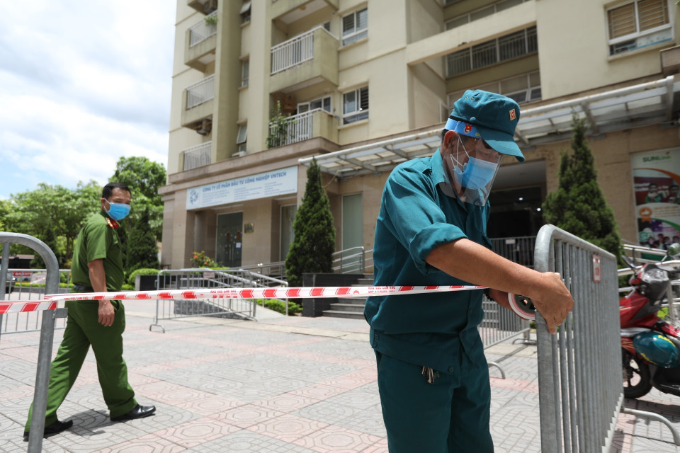 Lực lượng chức năng lập hàng rào, phong tỏa tạm thời tòa N03A khu đô thị mới Sài Đồng, phường Phúc Đồng, quận Long Biên. (Ảnh: Minh Quyết/TTXVN)