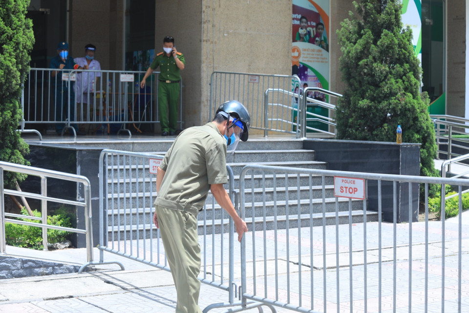 Lực lượng chức năng lập hàng rào, phong tỏa tạm thời tòa N03A khu đô thị mới Sài Đồng, phường Phúc Đồng, quận Long Biên. (Ảnh: Minh Quyết/TTXVN)