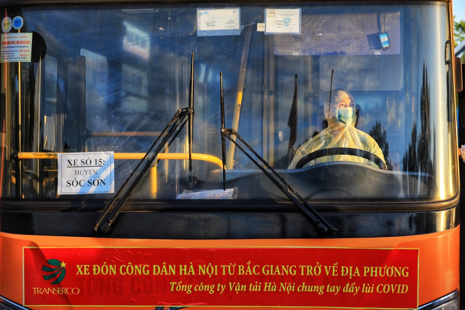 Tổng công ty vận tải Hà Nội chuẩn bị phương tiện, lái xe và cán bộ điều hành sẵn sàng thực hiện vận chuyển người dân từ thị trấn Nếnh (huyện Việt Yên, tỉnh Bắc Giang) về trung tâm y tế các quận, huyện, thị xã trên địa bàn Hà Nội. (Ảnh: Thành Đạt/TTXVN)