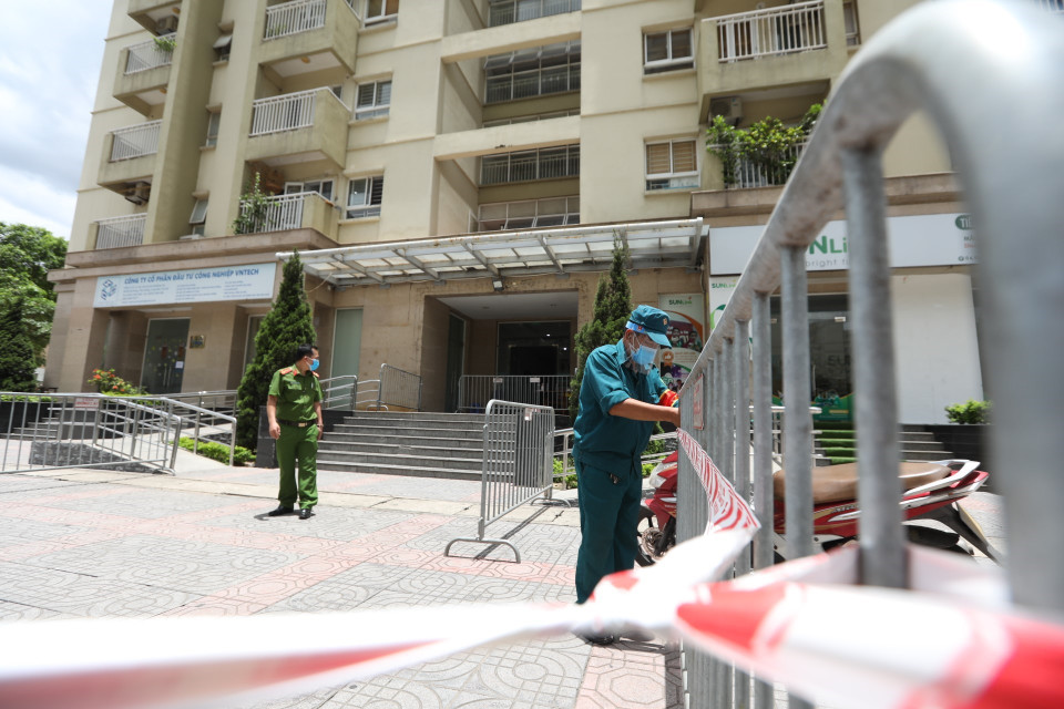 Lực lượng chức năng lập hàng rào, phong tỏa tạm thời tòa N03A khu đô thị mới Sài Đồng, phường Phúc Đồng, quận Long Biên. (Ảnh: Minh Quyết/TTXVN)