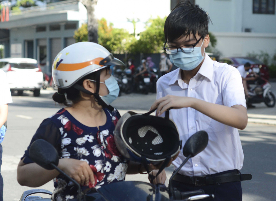 Thí sinh được phụ huynh chở đến cổng trường trong buổi thi đầu tiên của Kỳ thi tuyển sinh lớp 10. (Ảnh: Văn Dũng/TTXVN)