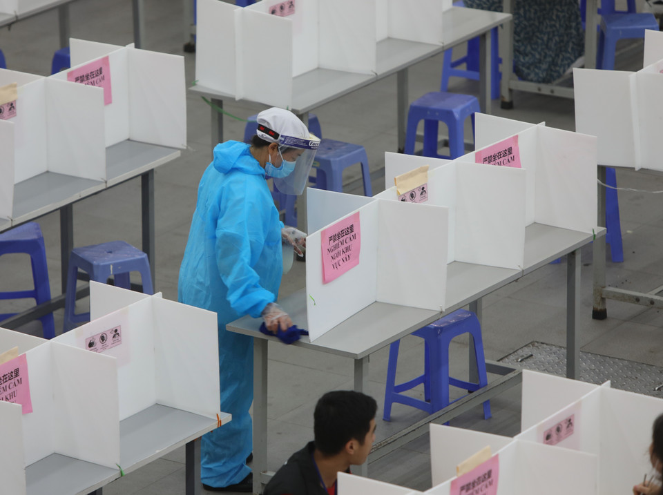 Khu bàn ăn có vách ngăn được lau khử khuẩn ngay sau khi sử dụng để phòng, chống dịch tại Công ty TNHH Fuhong Precision Component. (Ảnh: Danh Lam/TTXVN)