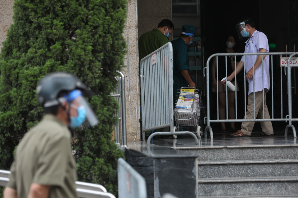 Hàng hoá chuyển vào tòa nhà được phun khử khuẩn, đảm bảo an toàn chống dịch. (Ảnh: Minh Quyết/TTXVN)