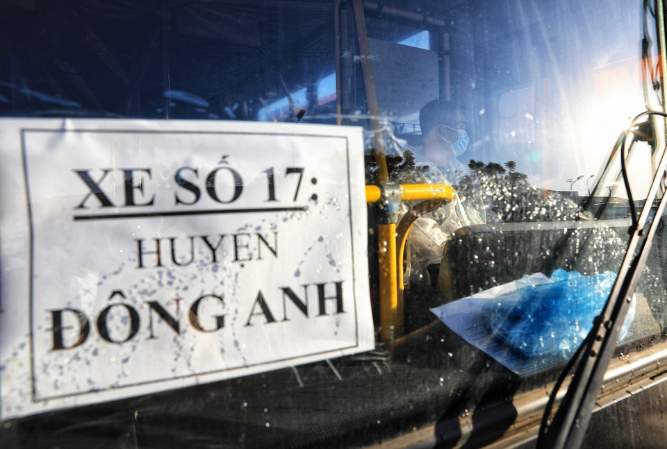 Trên đầu xe và cuối xe có gắn biển tên các quận, huyện đón công dân theo đúng danh sách khu vực. (Ảnh: Thành Đạt/TTXVN)