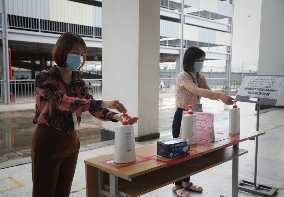 Công nhân thường xuyên sử dụng nước sát khuẩn để phòng, chống dịch tại Công ty TNHH Fuhong Precision Component. (Ảnh: Danh Lam/TTXVN)