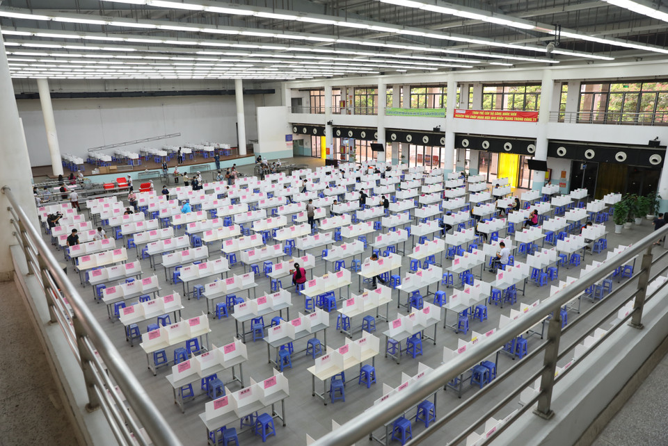 Khu bàn ăn có vách ngăn dành cho 6 người được rút xuống còn 3 để phòng, chống dịch tại Công ty TNHH Fuhong Precision Component. (Ảnh: Danh Lam/TTXVN)