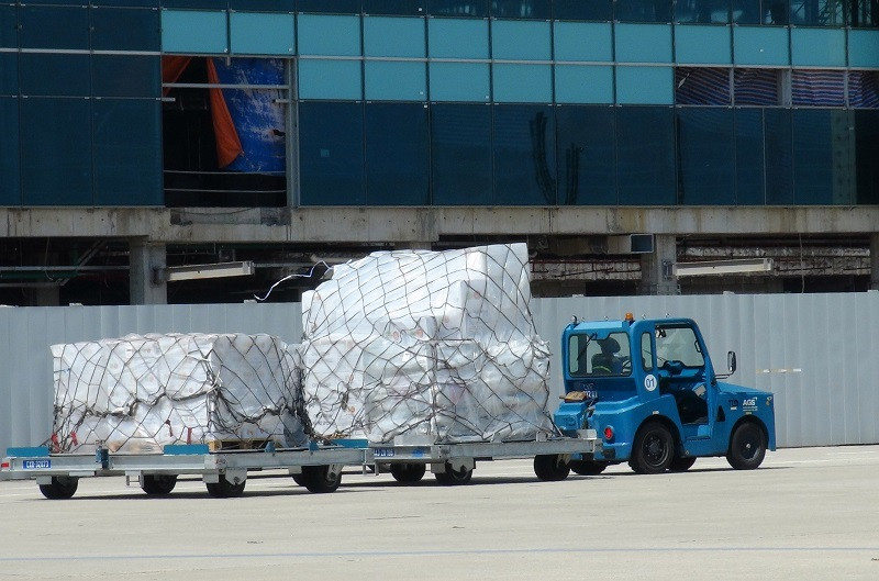 Số hàng cứu trợ bao gồm: 600 bộ dụng cụ gia đình, 3.000 bộ vệ sinh cá nhân, 1.000 bộ dụng cụ sửa chữa nhà cửa, 1 tàu Aluminium và 1 động cơ Yamaha 40 HP với tổng giá trị tương đương hơn 174.000 USD. (Ảnh: Nguyên Lý/TTXVN)