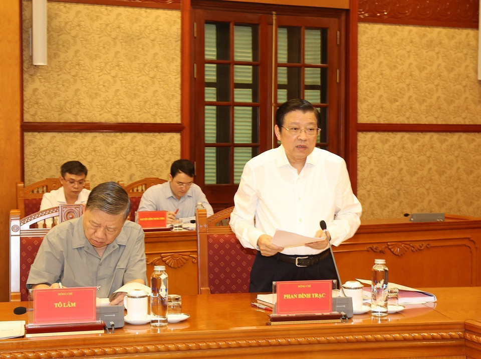 Ông Phan Đình Trạc, Ủy viên Bộ Chính trị, Bí thư Trung ương Đảng, Trưởng Ban Nội chính Trung ương, Phó Trưởng ban Thường trực Ban Chỉ đạo Trung ương về phòng, chống tham nhũng, tiêu cực phát biểu tại cuộc họp. (Ảnh: Trí Dũng/TTXVN)