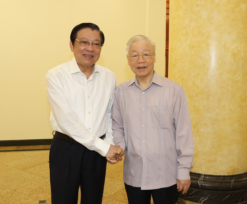 Tổng Bí thư Nguyễn Phú Trọng và ông Phan Đình Trạc, Ủy viên Bộ Chính trị, Bí thư Trung ương Đảng, Trưởng Ban Nội chính Trung ương, Phó Trưởng ban Thường trực Ban Chỉ đạo Trung ương về phòng, chống tham nhũng, tiêu cực. (Ảnh: Trí Dũng/TTXVN)