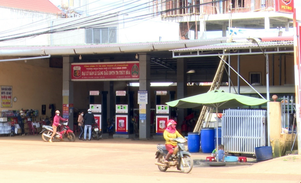 Người dân quay trở lại với cuộc sống thường nhật sau sự việc nhóm đối tượng dùng súng, dao tấn công trụ sở UBND xã Ea Tiêu và Ea Ktur, huyện Cư Kuin, tỉnh Đắk Lắk. (Ảnh: Quang Thái/TTXVN)