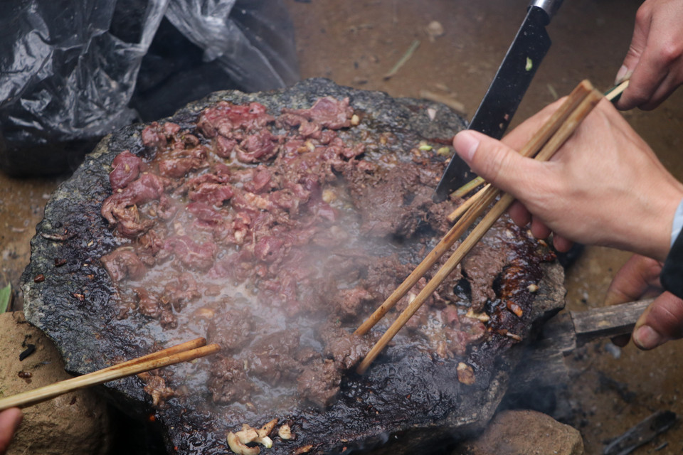 Món ăn thắng cố là món ăn không thể thiếu của đồng bào dân tộc Mông. (Ảnh: Đinh Thùy/TTXVN)