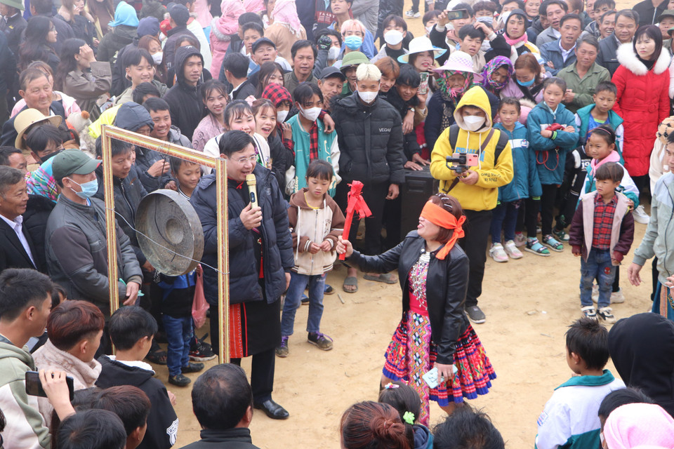 Trò chơi bịt mắt đánh chiêng thu hút đông đảo người dân tham gia. (Ảnh: Đinh Thùy/TTXVN)