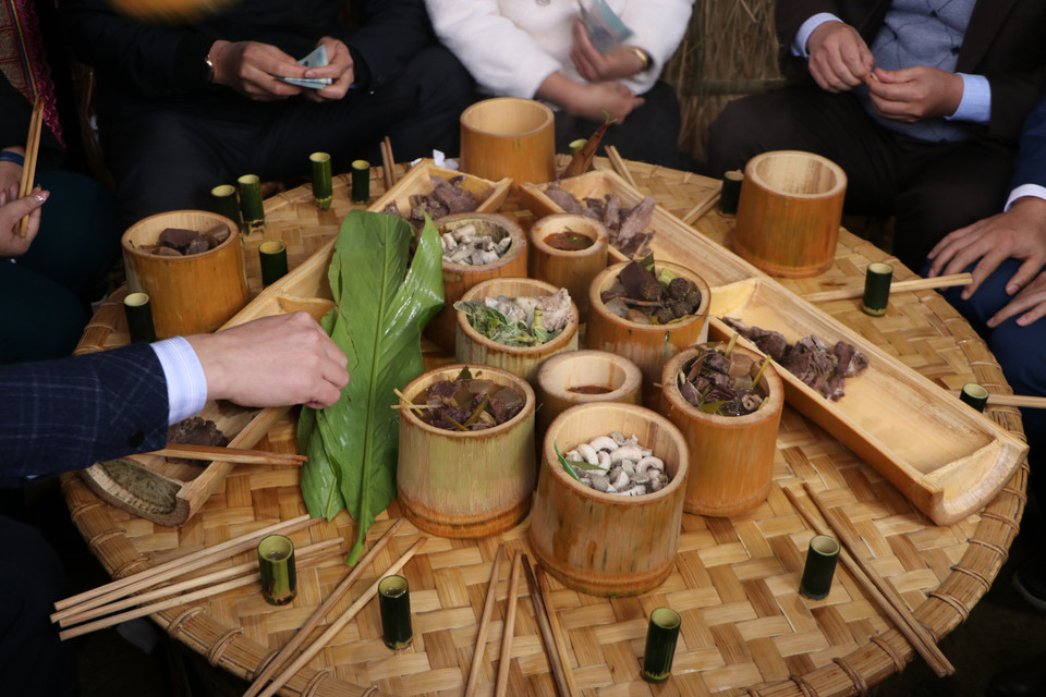 Món thắng cố của các đội tham gia được hoàn thành để chờ chấm điểm. (Ảnh: Đinh Thùy/TTXVN)