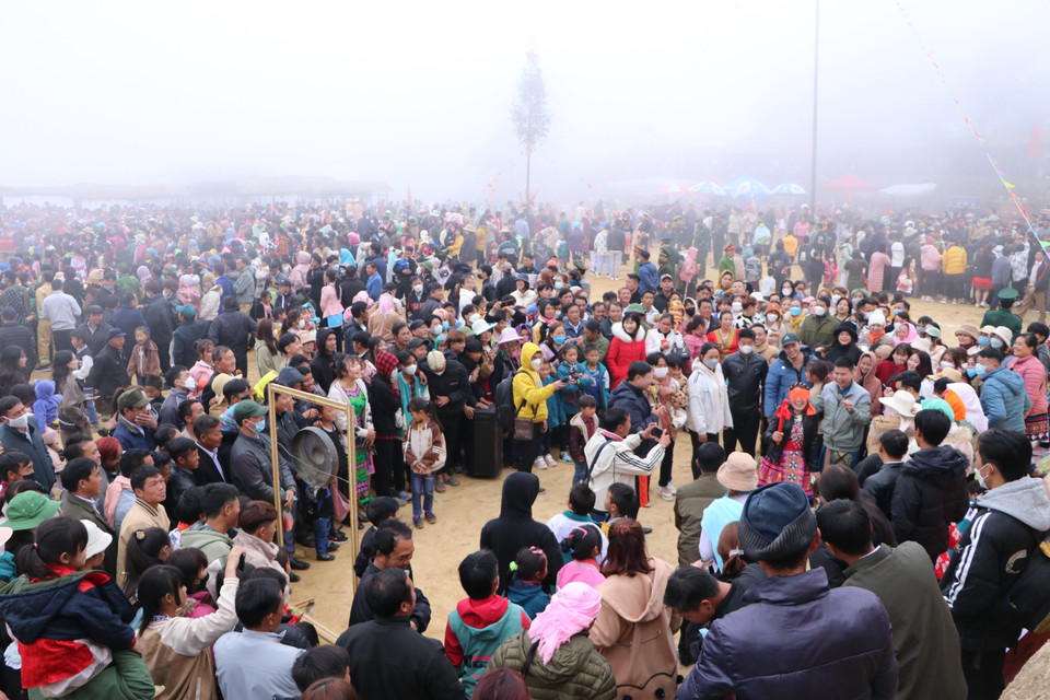 Hàng nghìn người dân trong và ngoài tỉnh Lai Châu tham gia lễ hội Gầu Tào ở huyện Phong Thổ, tỉnh Lai Châu. (Ảnh: Đinh Thùy/TTXVN)