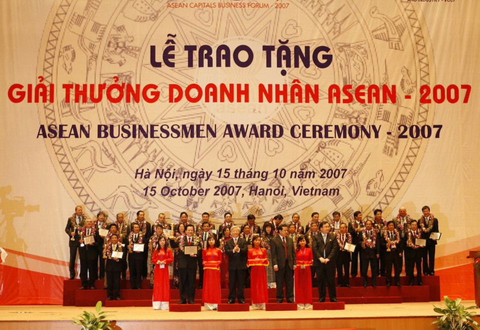 Lễ trao giải thưởng doanh nhân ASEAN 2007 tại Trung tâm Hội nghị quốc gia Mỹ Đình (Hà Nội), tối 15/10/2007. (Ảnh: Trí Dũng/TTXVN)