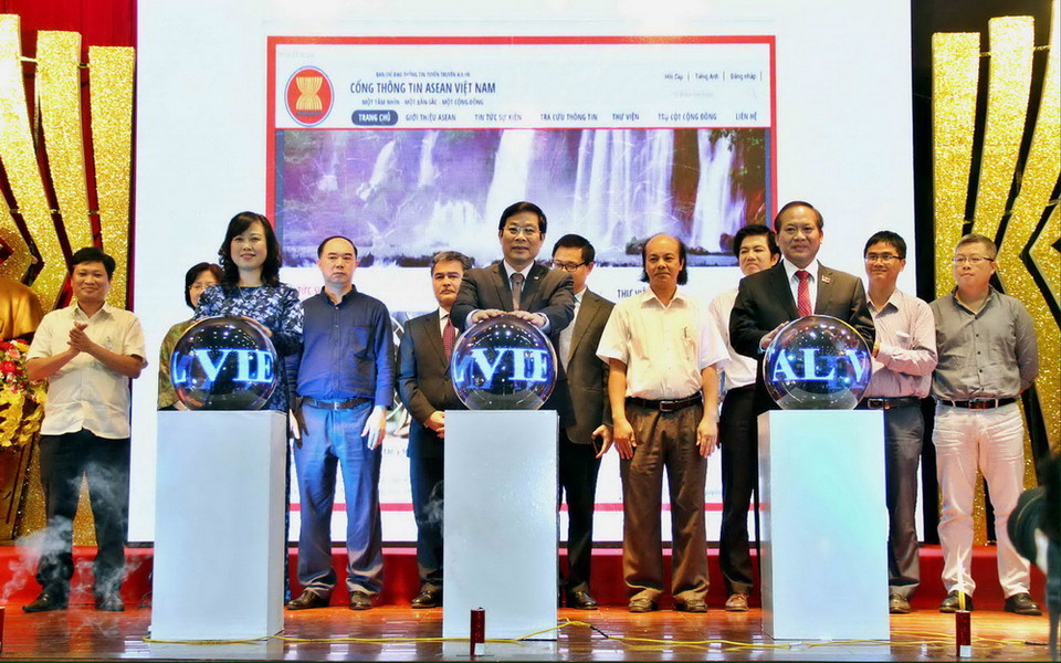 Các đại biểu thực hiện nghi thức khai trương Cổng Thông tin ASEAN Việt Nam, ngày 21/9/2015, tại Hà Nội. (Ảnh: Minh Quyết/TTXVN)