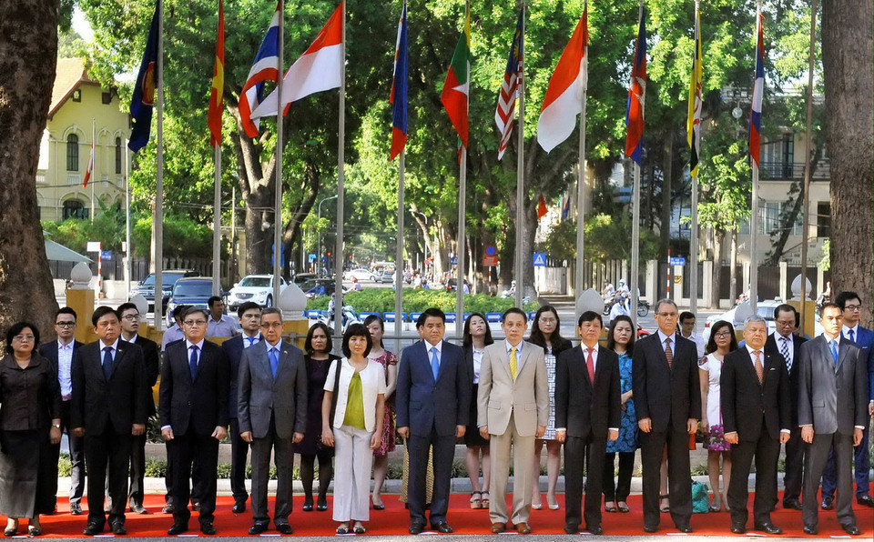 Các đại biểu dự lễ thượng cờ ASEAN tại Trụ sở Bộ Ngoại giao Việt Nam sáng 8/8/2016 nhân kỷ niệm 49 năm thành lập ASEAN (8/8/1967 - 8/8/2016). (Ảnh: Nguyễn Khang/TTXVN)