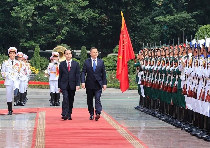Chủ tịch nước Trần Đại Quang và Tổng thống Cộng hoà Ba Lan duyệt đội danh dự Quân đội Nhân dân Việt Nam. (Ảnh: Nhan Sáng/TTXVN)