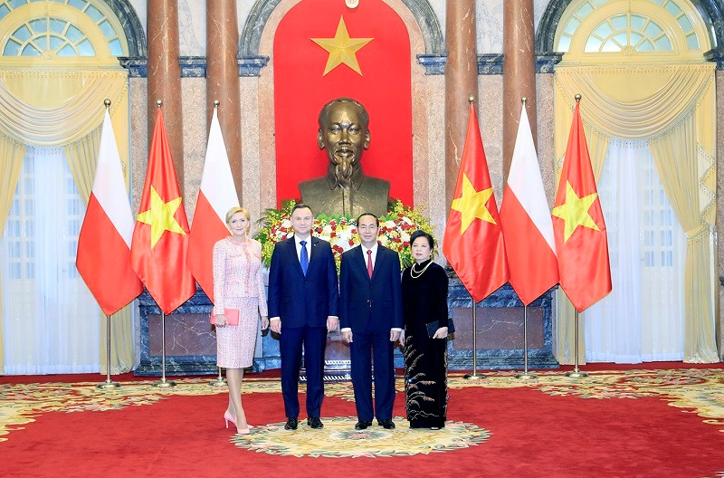 Chủ tịch nước Trần Đại Quang cùng Phu nhân và Tổng thống Cộng hoà Ba Lan Andrzej Duda chụp ảnh lưu niệm. (Ảnh: Nhan Sáng/TTXVN)
