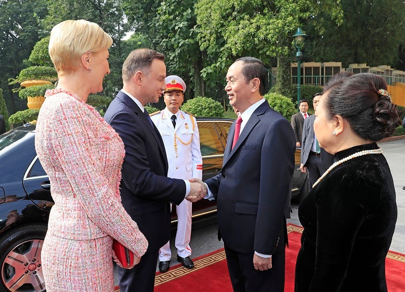 Chủ tịch nước Trần Đại Quang và Phu nhân chào đón Tổng thống Cộng hoà Ba Lan Andrzej Duda và Phu nhân. (Ảnh: Nhan Sáng/TTXVN)