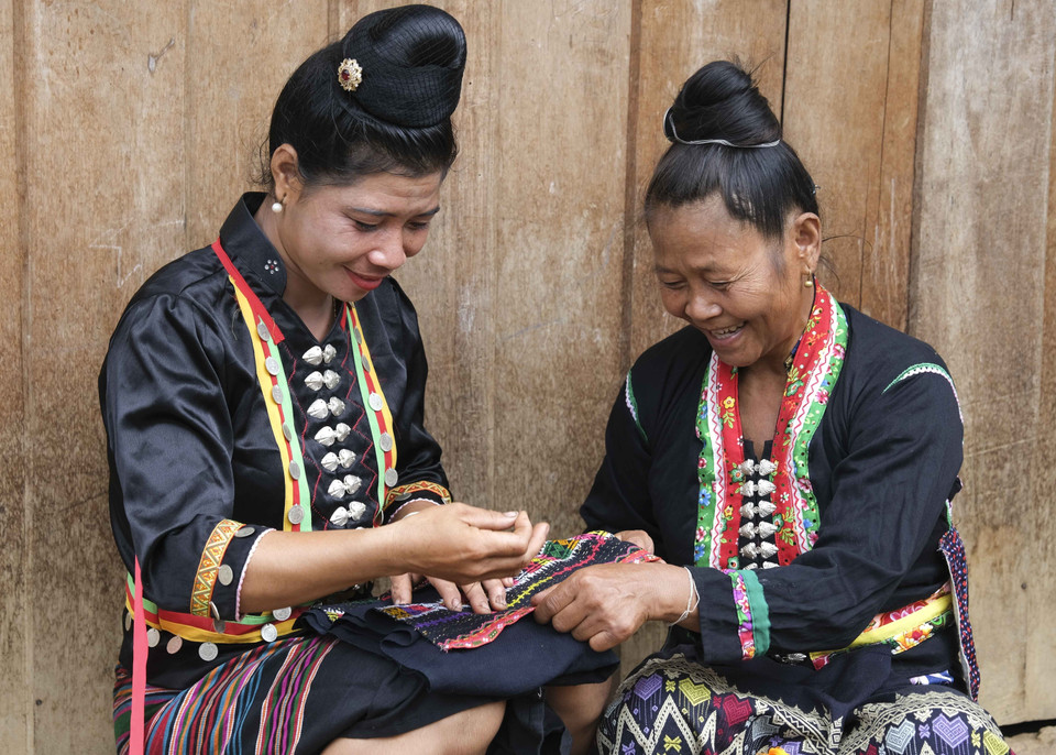 Phụ nữ dân tộc Cống may trang phục truyền thống. (Ảnh: Xuân Tư/TTXVN)