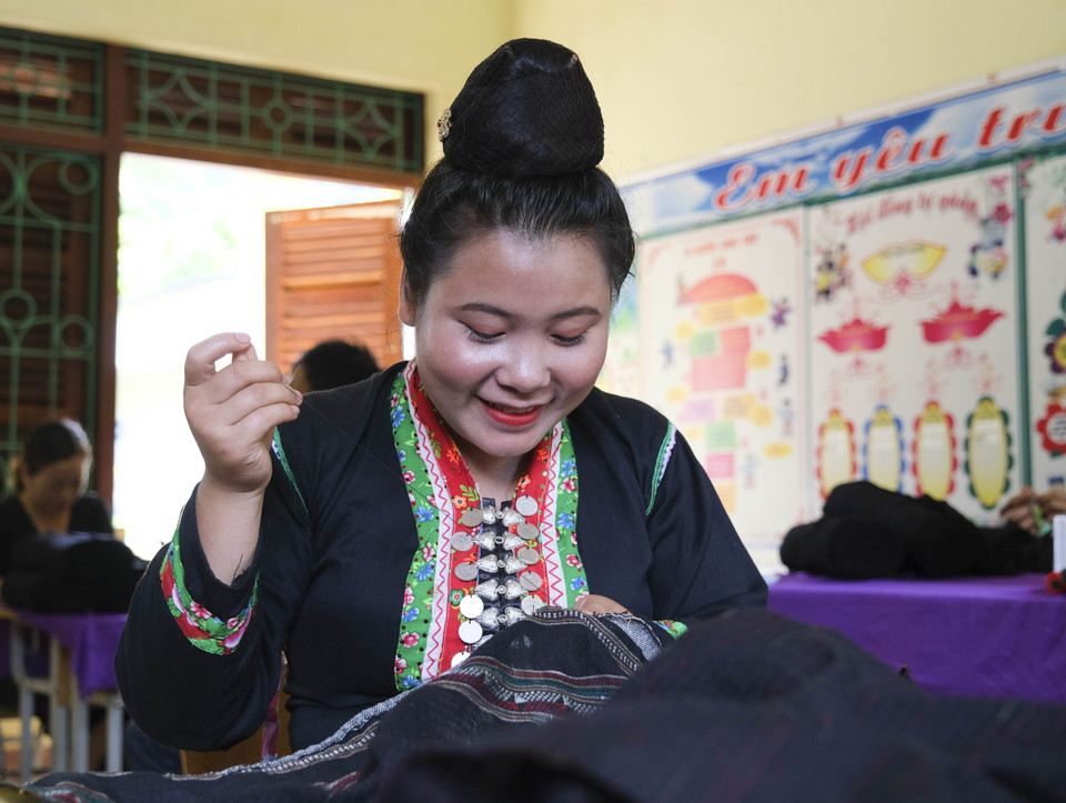 Phụ nữ dân tộc Cống thực hành may trang phục dân tộc tại lớp truyền dạy làm trang phục truyền thống dân tộc Cống do Bảo tàng tỉnh Điện Biên tổ chức. (Ảnh: Xuân Tư/ TTXVN)