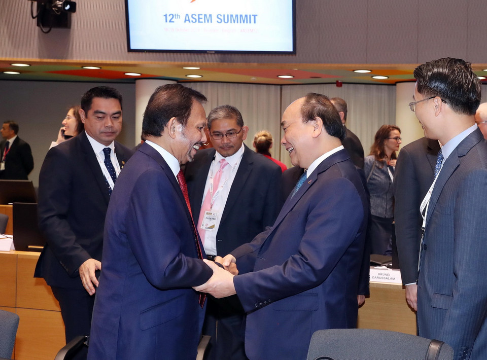 Thủ tướng Nguyễn Xuân Phúc và Quốc vương Brunei Hassanal Bolkiah tại Phiên họp toàn thể thứ nhất Hội nghị Cấp cao ASEM 12. (Ảnh: Thống Nhất/TTXVN)