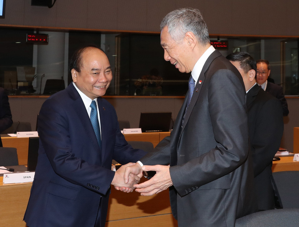  Thủ tướng Nguyễn Xuân Phúc và Thủ tướng Singapore Lý Hiển Long tại Phiên họp toàn thể thứ nhất Hội nghị Cấp cao ASEM 12. (Ảnh: Thống Nhất/ TTXVN)