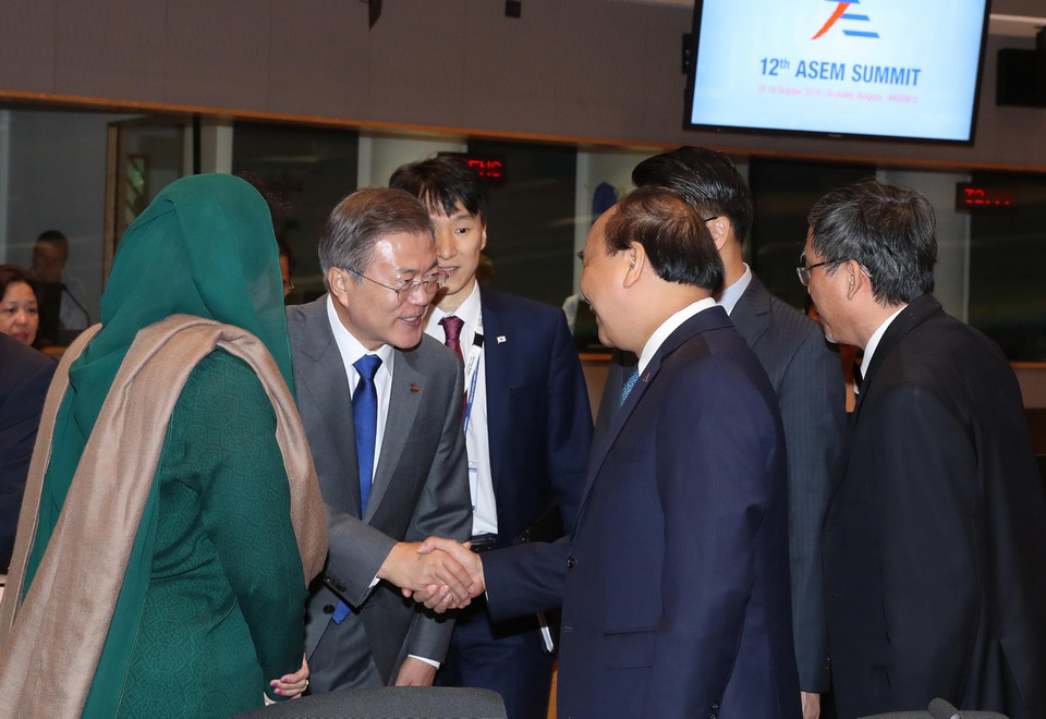  Thủ tướng Nguyễn Xuân Phúc và Tổng thống Hàn Quốc Moon Jae-in tại Phiên họp toàn thể thứ nhất Hội nghị Cấp cao ASEM 12. (Ảnh: Thống Nhất/ TTXVN)