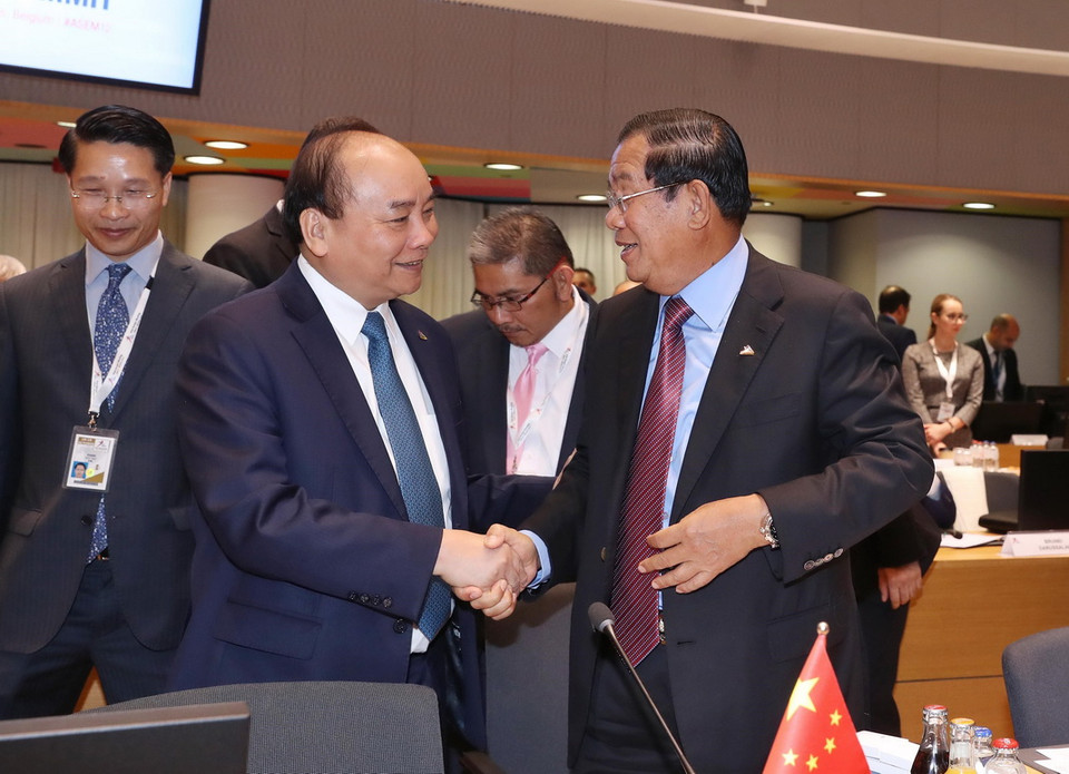 Thủ tướng Nguyễn Xuân Phúc và Thủ tướng Chính phủ Hoàng gia Campuchia Samdech Techo Hun Sen tại Phiên họp toàn thể thứ nhất Hội nghị Cấp cao ASEM 12. (Ảnh: Thống Nhất/TTXVN)