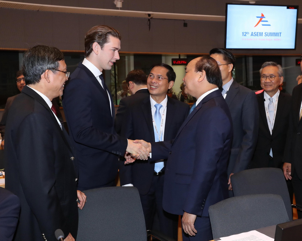 Thủ tướng Nguyễn Xuân Phúc và Thủ tướng Áo Sebastian Kurz tại Phiên họp toàn thể thứ nhất Hội nghị Cấp cao ASEM 12. (Ảnh: Thống Nhất/ TTXVN)