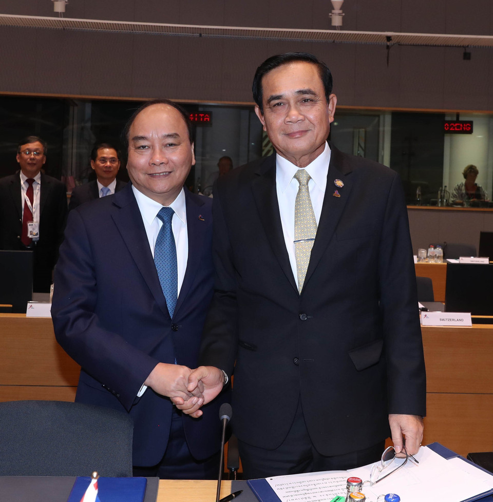 Thủ tướng Nguyễn Xuân Phúc và Thủ tướng Thái Lan Prayuth Chan-ocha tại Phiên họp toàn thể thứ nhất Hội nghị Cấp cao ASEM 12. (Ảnh: Thống Nhất/ TTXVN)