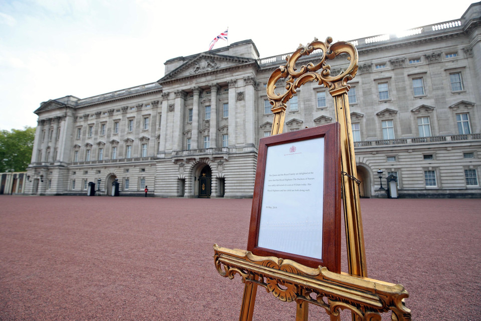 Tấm bảng thông báo chính thức của Hoàng gia Anh, được đặt tại Cung điện Buckingham ở London, xác nhận con trai đầu lòng của Hoàng tử Harry và nữ Công tước Meghan Markle chào đời ngày 6/5/2019. (Ảnh: AFP/TTXVN)