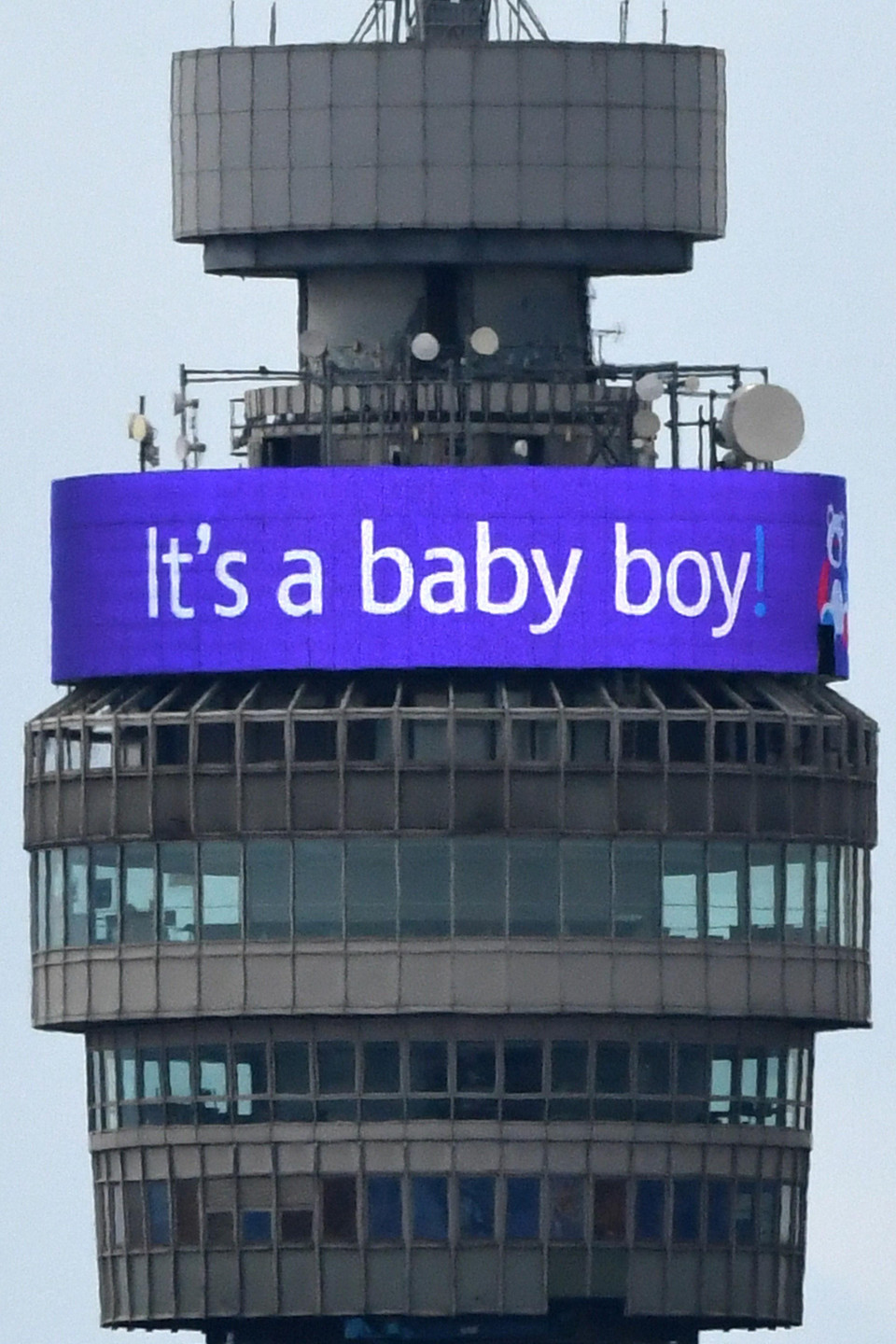 Tòa tháp BT ở thủ đô London chạy dòng thông báo trên Instagram xác nhận con trai đầu lòng của Hoàng tử Anh Harry và nữ Công tước Meghan Markle chào đời, ngày 6/5/2019. (Ảnh: AFP/TTXVN)