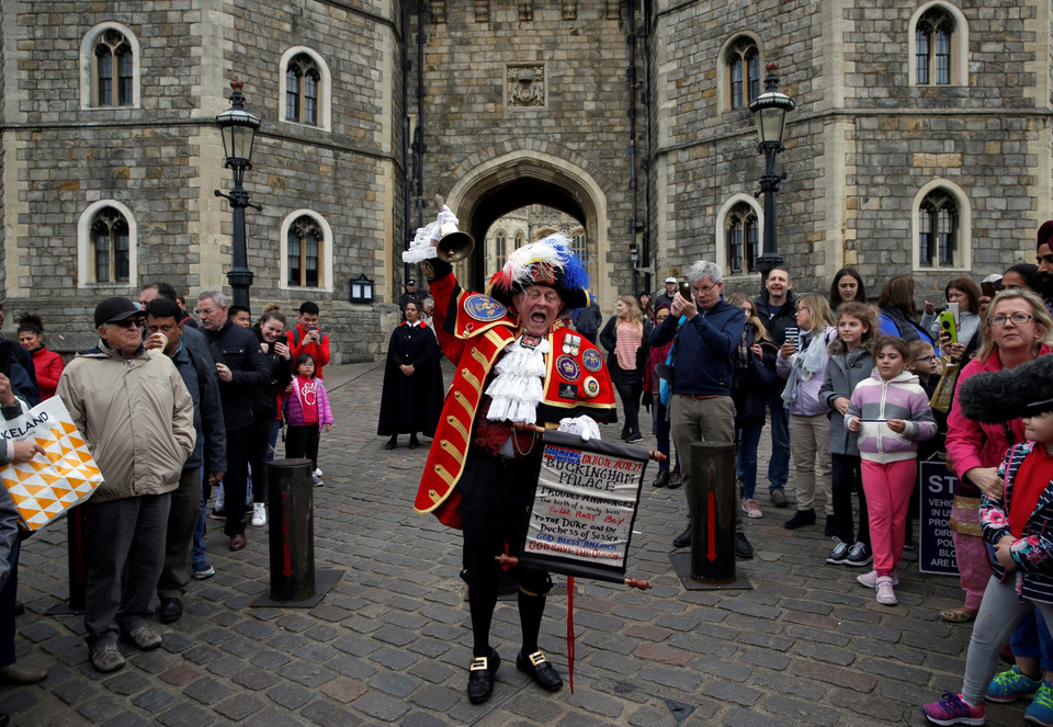 Người đưa tin của Hoàng gia Anh loan báo tin con trai đầu lòng của Hoàng tử Harry và nữ Công tước Meghan Markle chào đời, bên ngoài Lâu đài Windsor, London ngày 6/5/2019. (Ảnh: AFP/TTXVN)