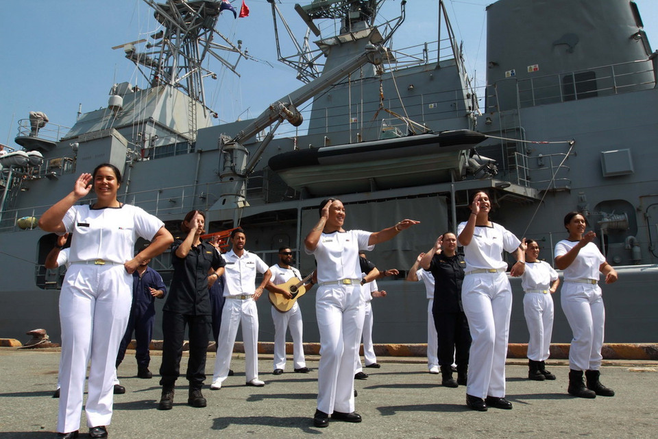 Tiết mục giao lưu văn nghệ của thủy thủ tàu Hải quân Hoàng gia New Zealand HMNZS Te Mana F77 tại cảng Sài Gòn. (Ảnh: Thanh Vũ/TTXVN)