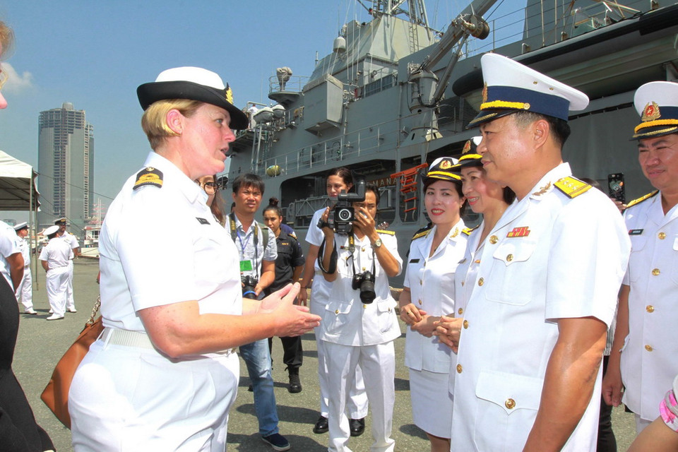 Thượng tá Nguyễn Ngọc Anh (phải), Phó lữ đoàn trưởng Lữ đoàn 125 Hải quân Việt Nam với Trung tá Lisa Hunn, chỉ huy tàu Hải quân Hoàng gia New Zealand HMNZS Te Mana F77. (Ảnh: Thanh Vũ/TTXVN)