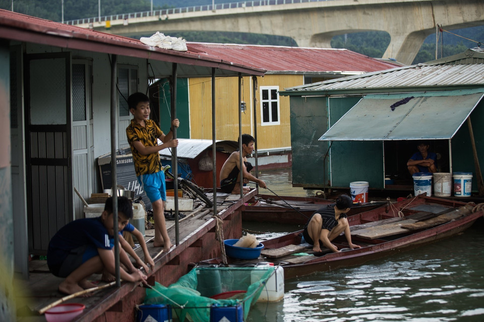 Những đứa trẻ vô tư đùa vui trên sông nước trong những ngày hè, các em vẫn đang theo học tại các trường công lập trên địa bàn phường Thịnh Lang, thành phố Hòa Bình. (Ảnh: Trọng Đạt/TTXVN)