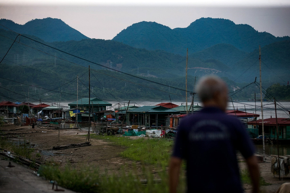 Những người cao tuổi nơi đây chia sẻ rằng nhiều năm nay chính quyền thành phố Hòa Bình hầu như không có một chính sách gì hỗ trợ cho cuộc sống của họ. (Ảnh: Trọng Đạt/TTXVN)