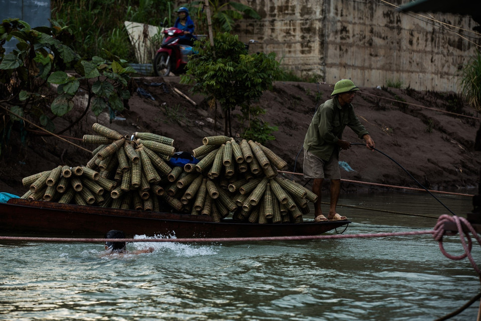 Những chiếc đó đánh bắt cá trên sông được người dân làng vạn chài mua về để phục vụ cuộc sống mưu sinh trên sông. (Ảnh: Trọng Đạt/TTXVN) 