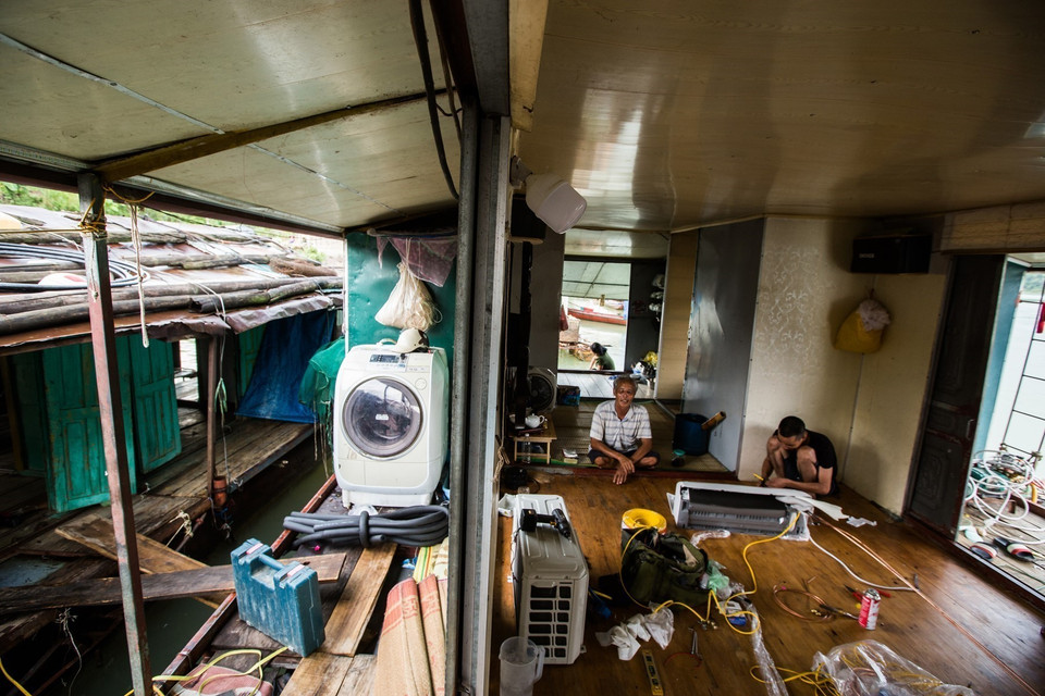 Không gian ở của 3 thế hệ gia đình ông Tuất sinh hoạt trên chiếc thuyền được cải tạo thành căn nhà nổi. (Ảnh: Trọng Đạt/TTXVN)