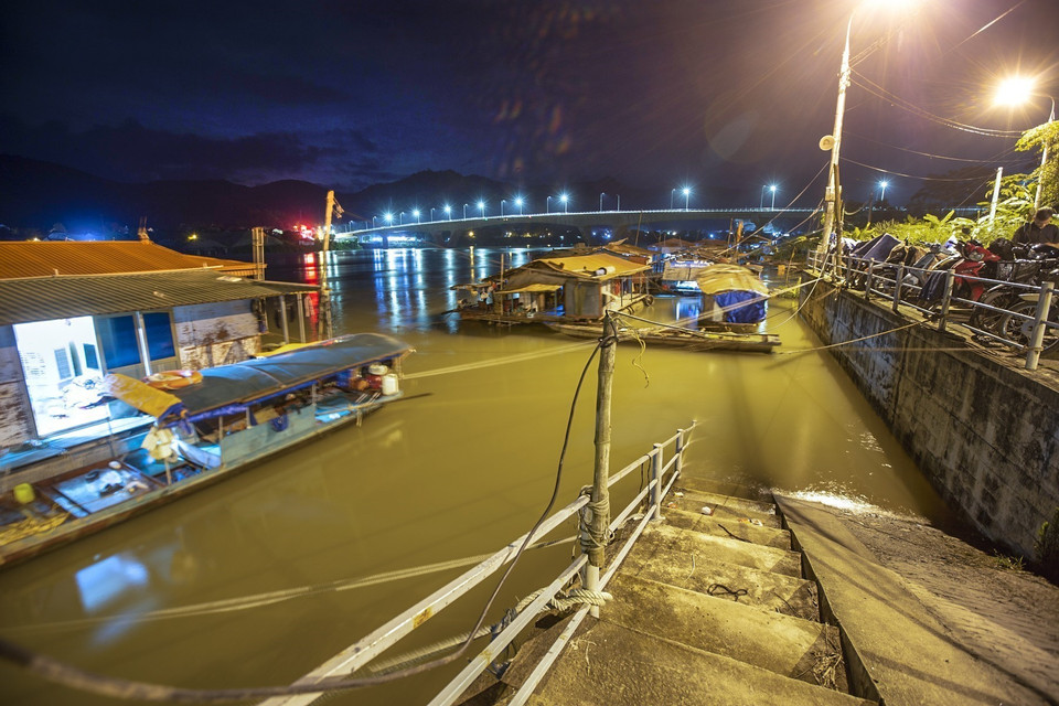 Những ngày thủy điện xả lũ là những ngày làng vạn chài bị chia cắt, lối lên xuống đê bị nước lấp đầy, toàn bộ xe cộ của người dân phải để lại trên đê và phủ nilon che mưa nắng. (Ảnh: Trọng Đạt/TTXVN)