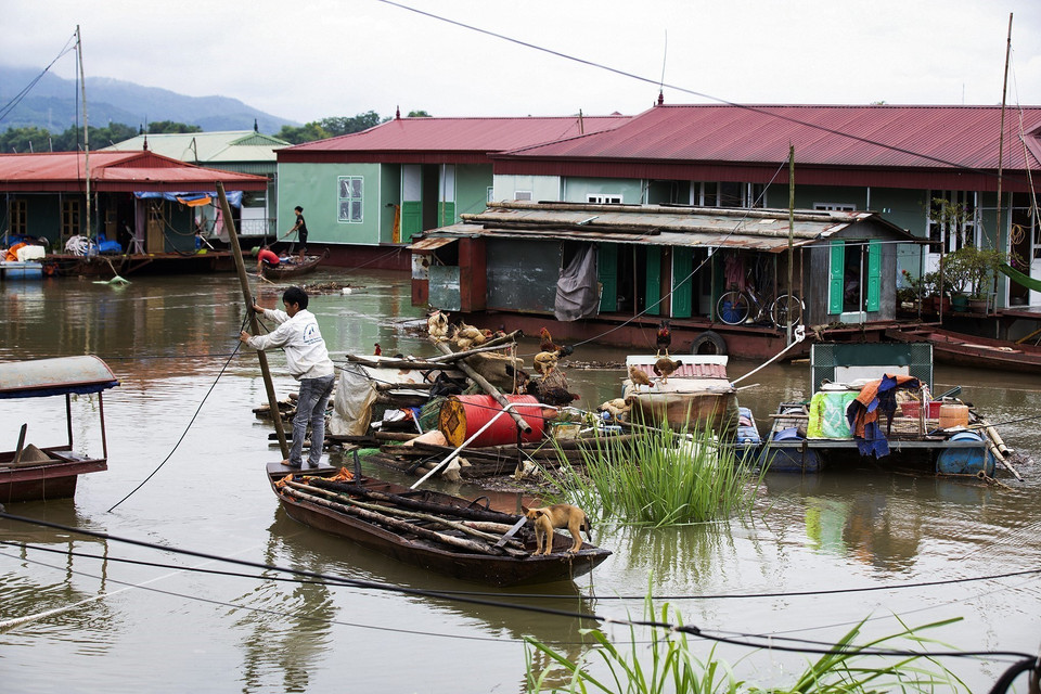 Cuộc sống tạm bợ của người dân làng vạn chài mùa nước lũ. (Ảnh: Trọng Đạt/TTXVN)
