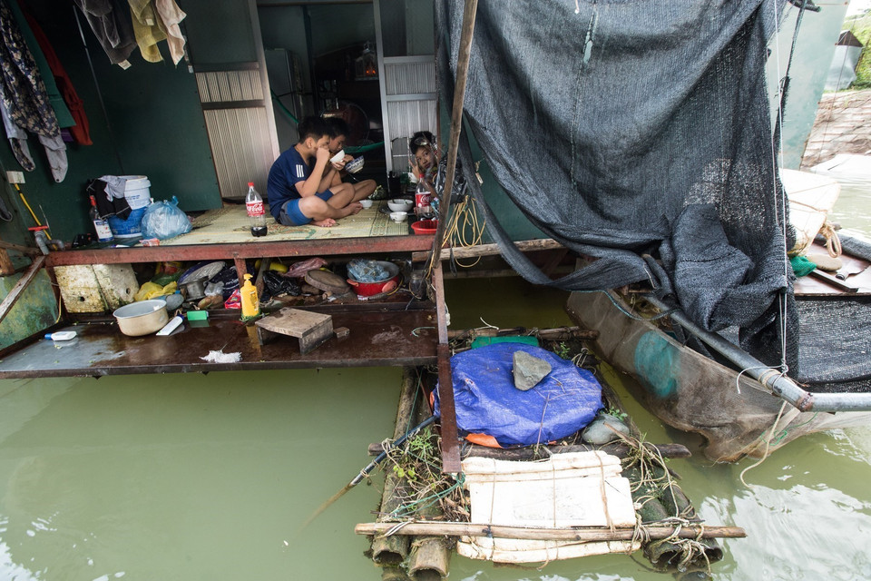 Bữa cơm trên sông nước của những đứa trẻ làng vạn chài thuộc tổ 14, phường Thịnh Lang, thành phố Hòa Bình. (Ảnh: Trọng Đạt/TTXVN)