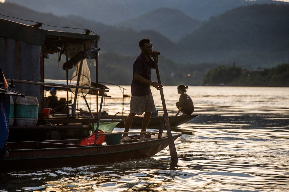 Những buổi chiều ảm đạm của cuộc sống trôi nổi trên sông nước của người dân làng vạn vhài thuộc tổ 14, phường Thịnh Lang, trên địa phận thành phố Hòa Bình. (Ảnh: Trọng Đạt/TTXVN)