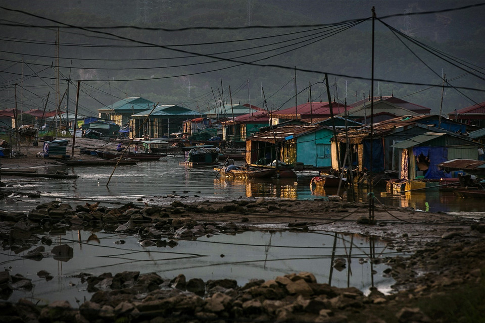 Khi mực nước hồ Hòa Bình xuống thấp, dòng sông Đà phía hạ lưu bị cạn nước làm cho làng vạn chài như nằm trên cạn. (Ảnh: Trọng Đạt/TTXVN)