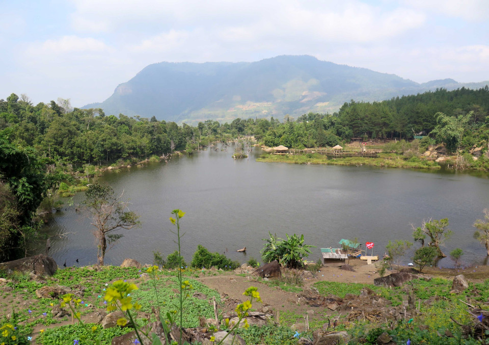 Là "hồ treo" tự nhiên ở độ cao 1.000m so với mặt nước biển nhưng quanh năm, mực nước trong hồ Noong U không bao giờ cạn. (Ảnh: Xuân Tiến/TTXVN)