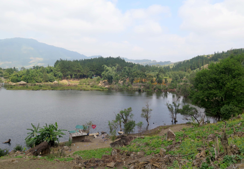 Ngoài tên gọi Noong U (cái ao tĩnh lặng), hồ còn có tên gọi khác là Pa Già (con Rồng). (Ảnh: Xuân Tiến/TTXVN)