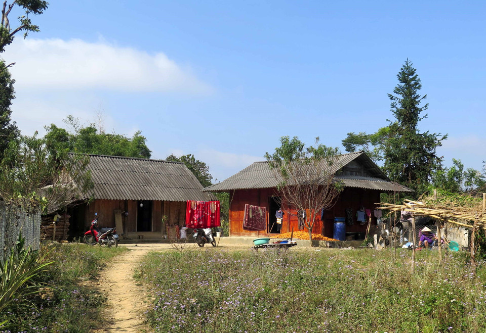 Đến hồ Noong U, du khách được hòa mình, khám phá những tiểu vùng văn hóa độc đáo của cộng đồng các dân tộc trên địa bàn. Đặc biệt, người dân địa phương rất trọng tình, mến khách. (Ảnh: Xuân Tiến/TTXVN)